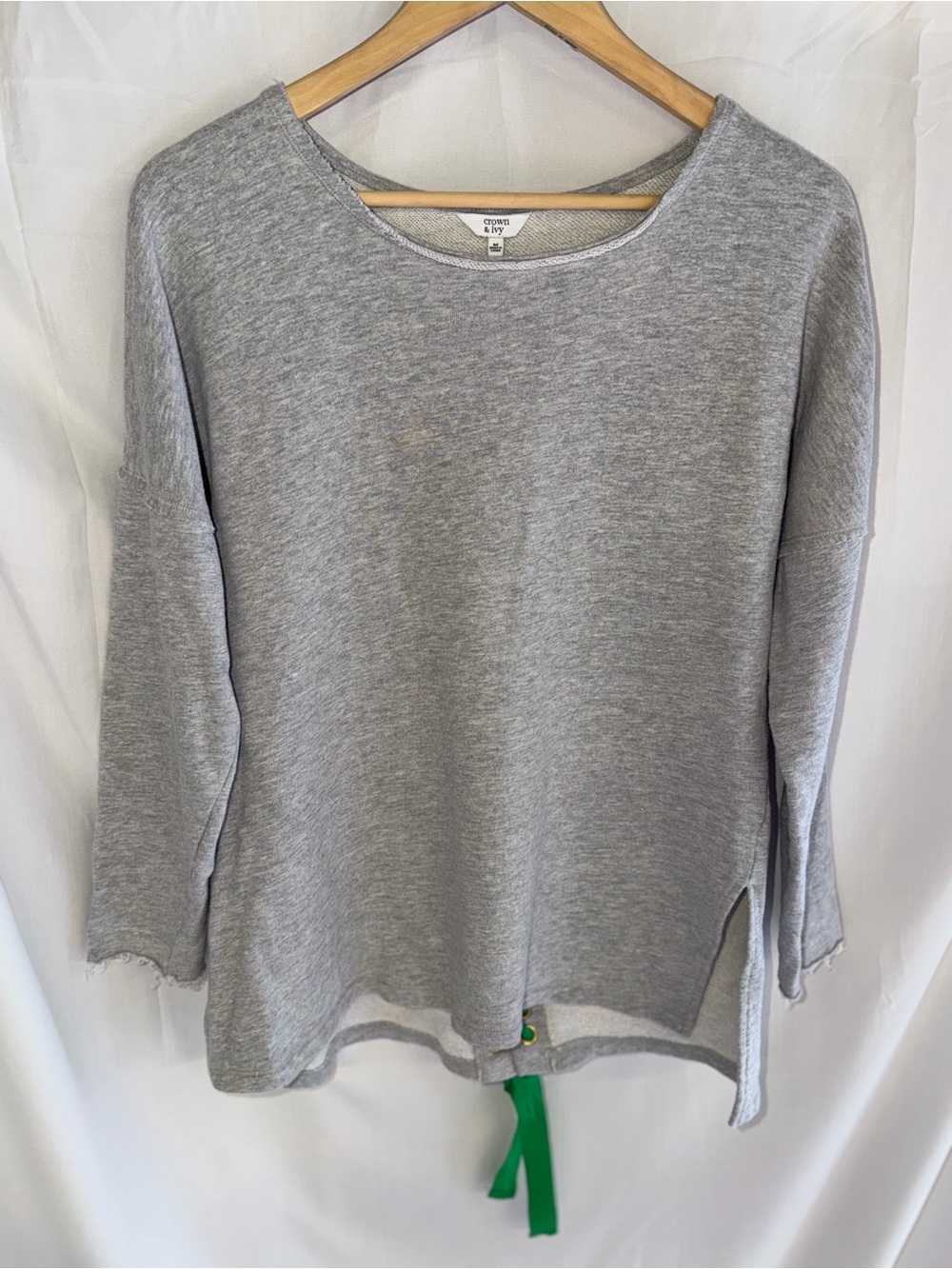 crown & ivy Gray Raw-Edge Pullover Sweatshirt